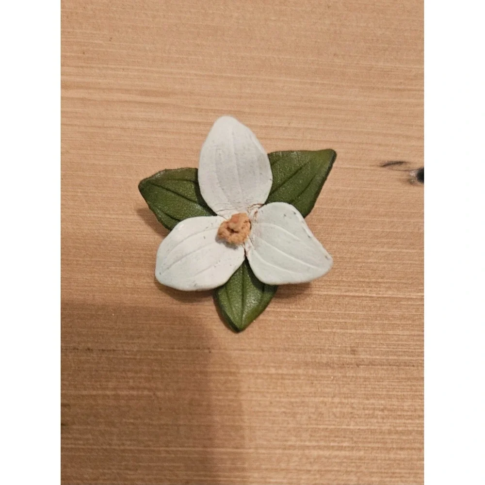 Trillium Flower brooch pin - signed Canada Floral Statement Lapel Accent FASHION